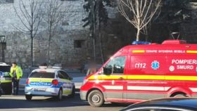 VIDEO Un copil de 11 ani, spulberat de mașină pe trecerea de pietoni! Băiatul a ieșit brusc în stradă cu trotineta, în timp ce semaforul era roșu